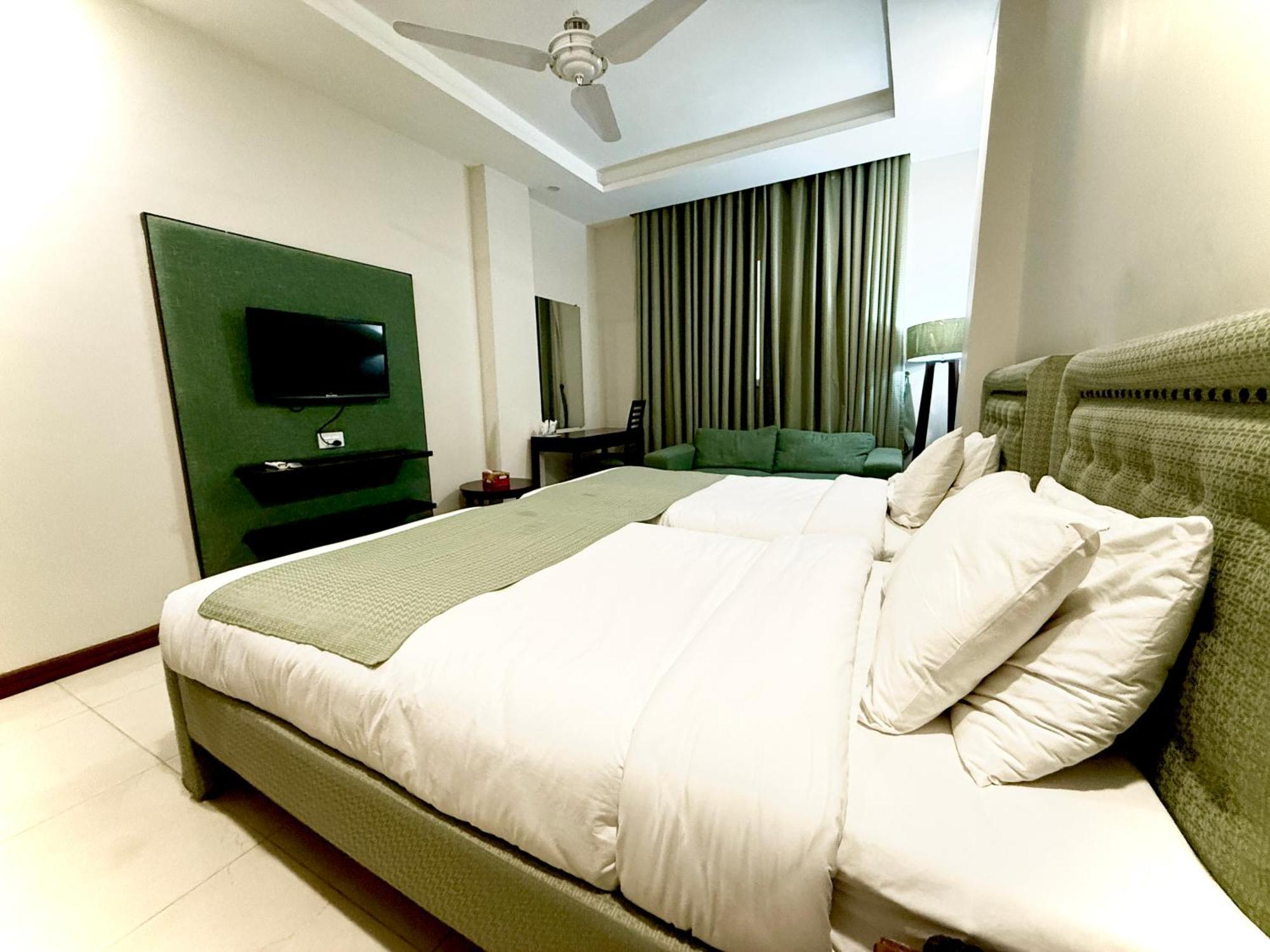 Atlas Hotel Исламабад Экстерьер фото