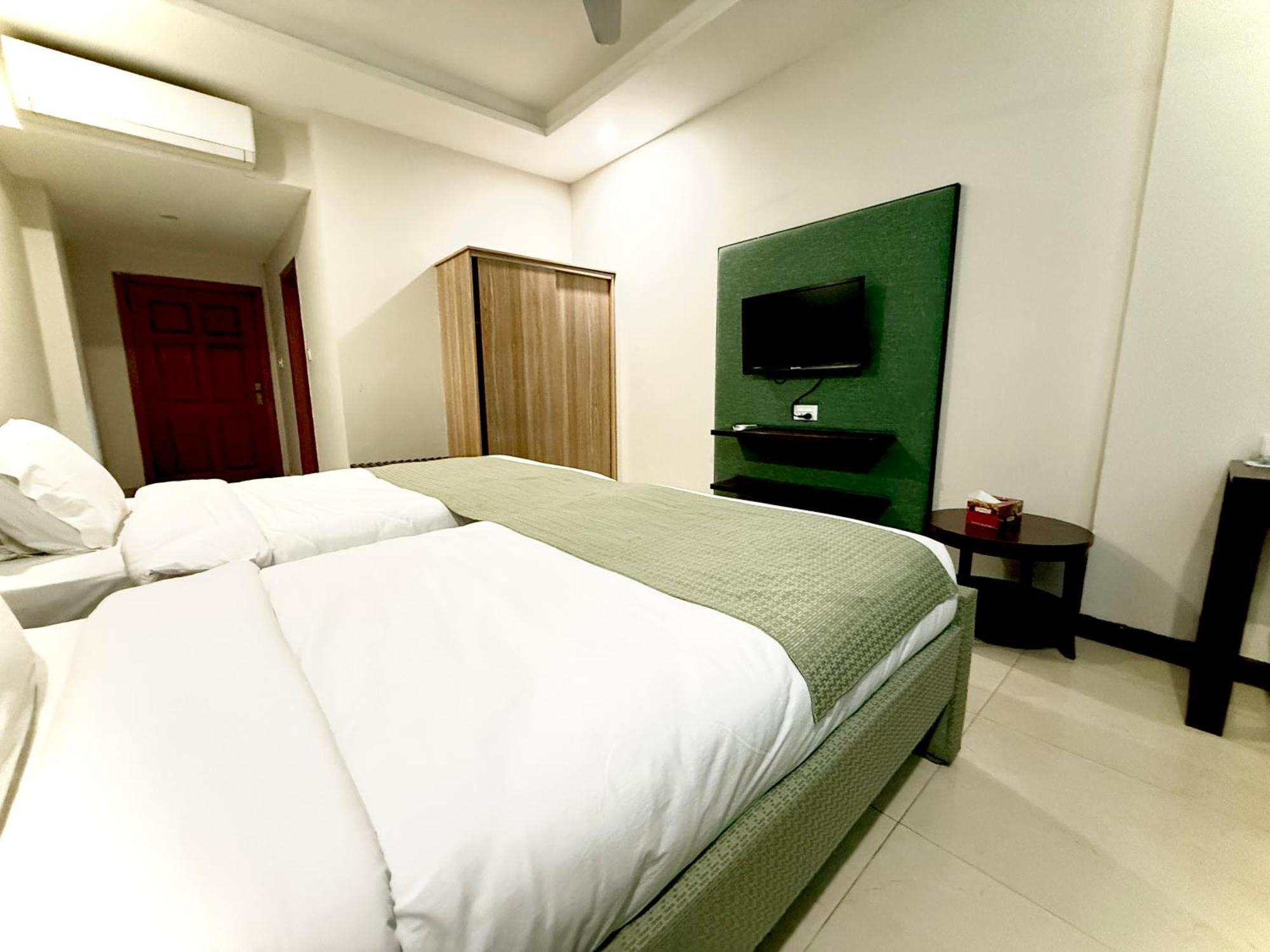 Atlas Hotel Исламабад Экстерьер фото