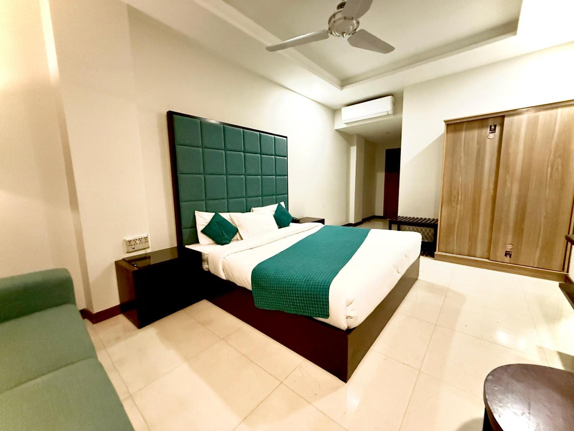 Atlas Hotel Исламабад Экстерьер фото