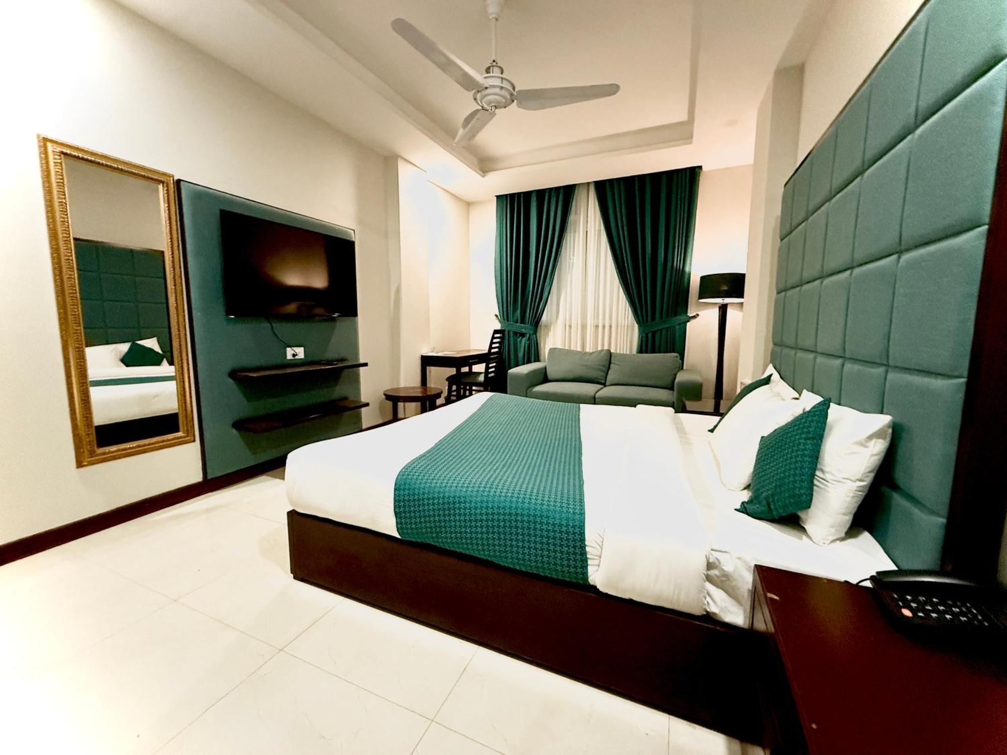 Atlas Hotel Исламабад Экстерьер фото